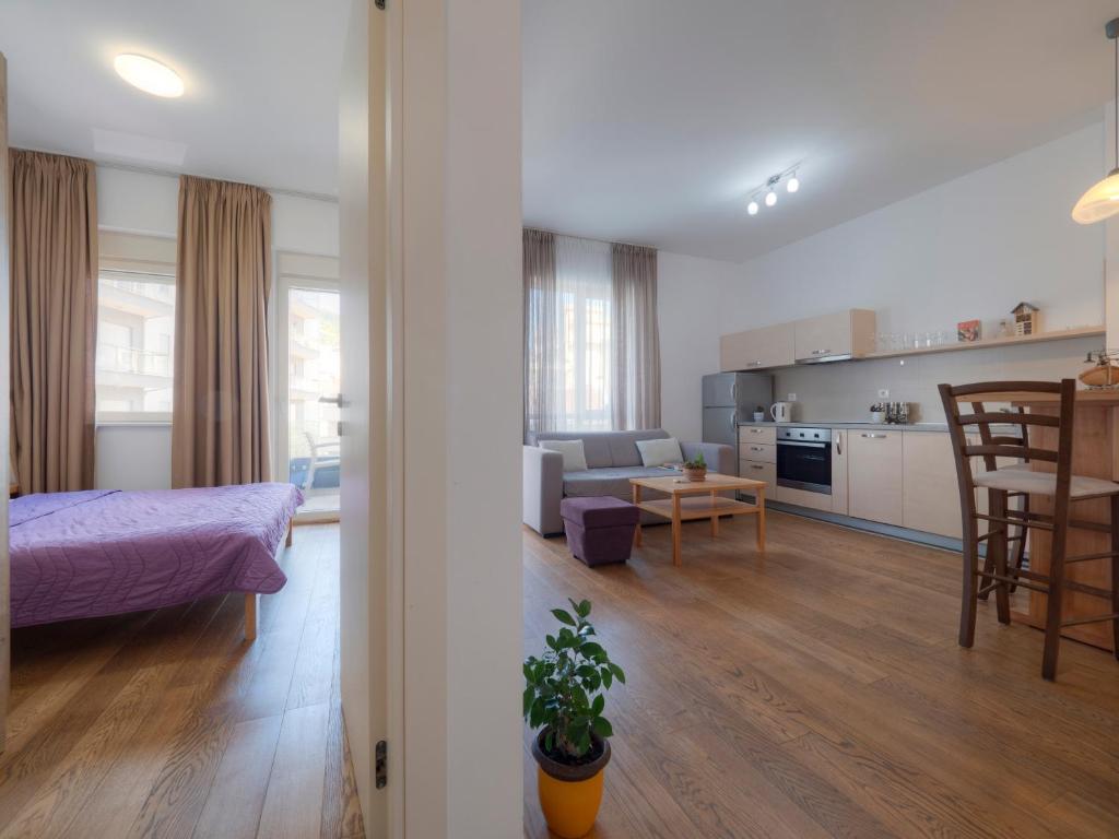 Seaside Rest Apartments - 5