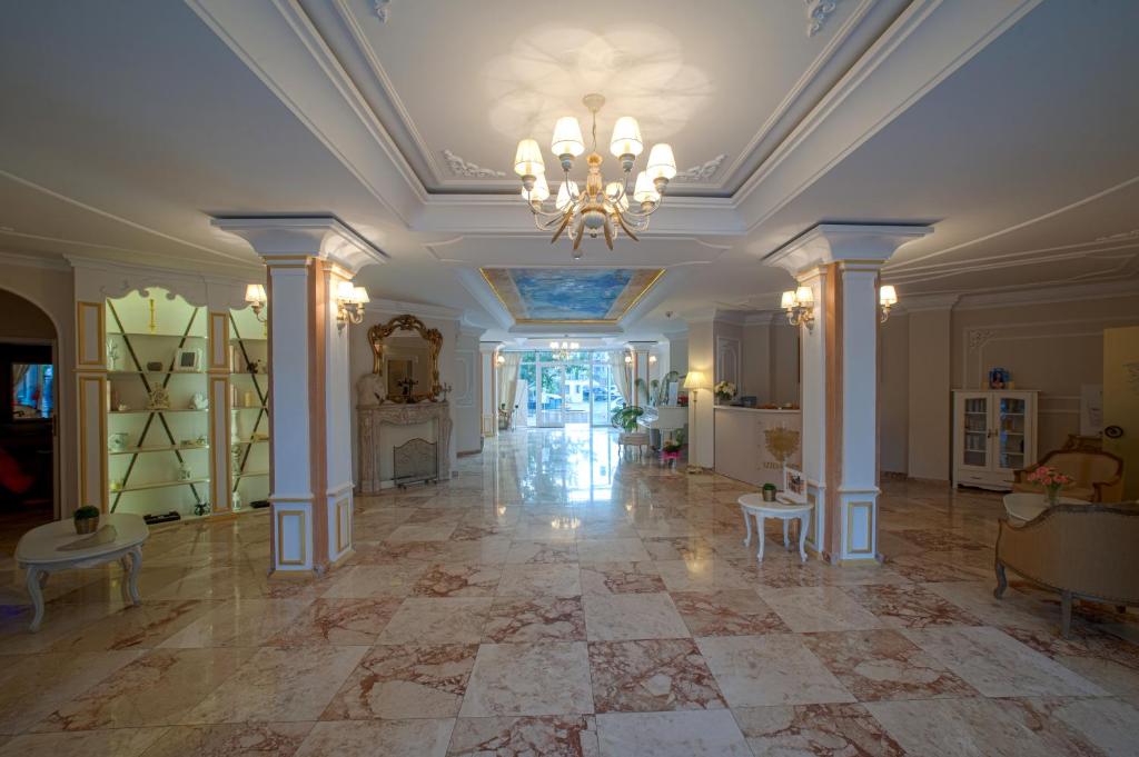 Izida Palace Apartments photo