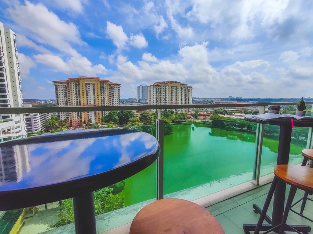 A1 -Lake View- Free Netflix 100Mb WiFi - 5mins to Mount Austin IKEA, AEON, Toopen 1-5Pax — Hotel in Johor Bahru