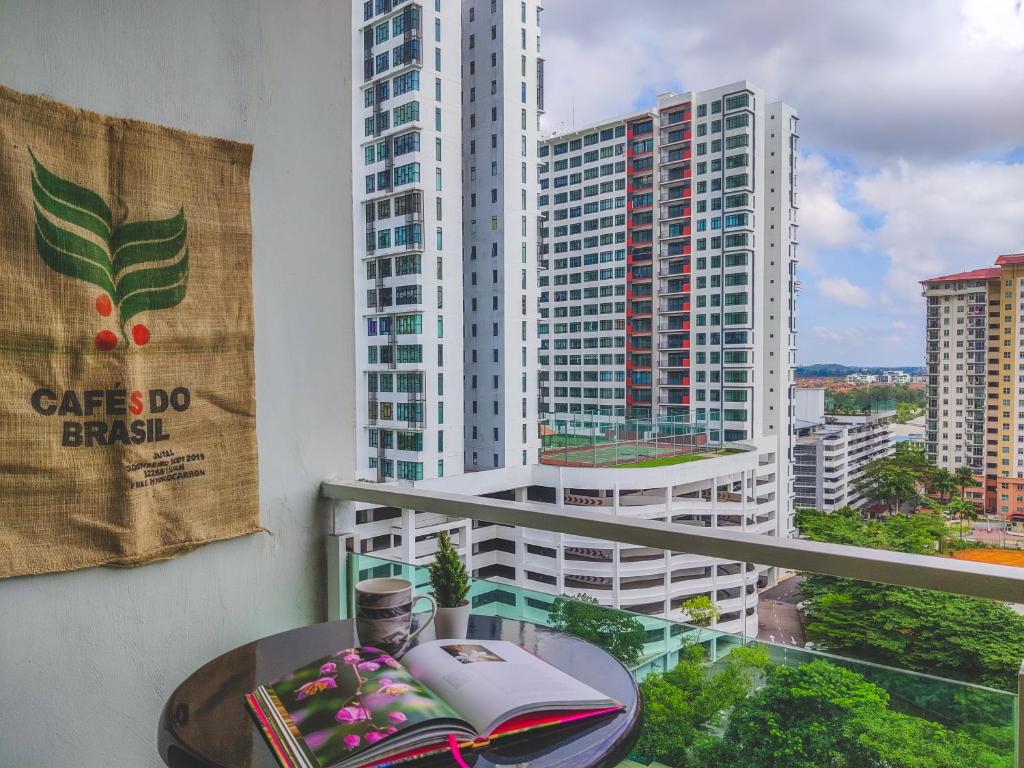 A1 -Lake View- Free Netflix 100Mb WiFi - 5mins to Mount Austin IKEA, AEON, Toopen 1-5Pax photo
