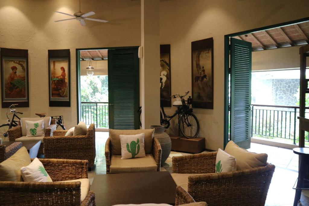 Shared lounge/TV area