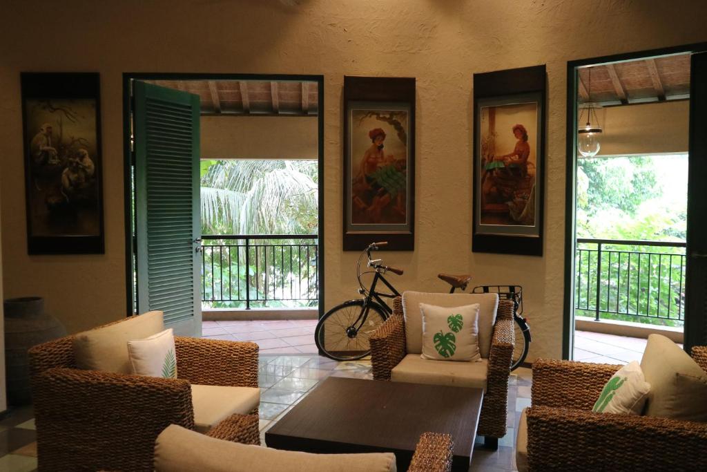 Shared lounge/TV area