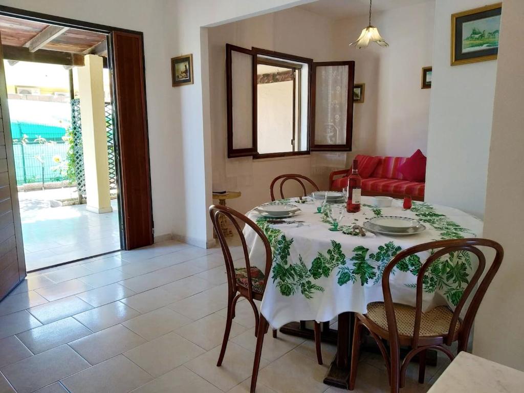 One bedroom house with enclosed garden and wifi at Quartu Sant'Elena 1 km away from the beach image1
