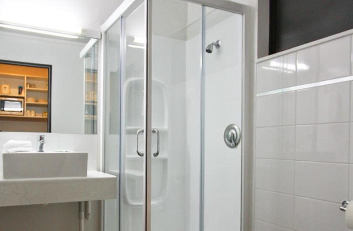 Bathroom, 83 By the Sea Motor Lodge in Wellington