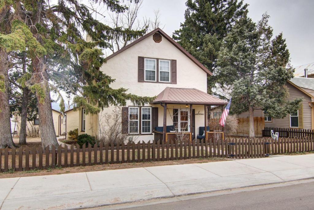 Monument Retreat - Walk to Local Dining and Shopping, Monument