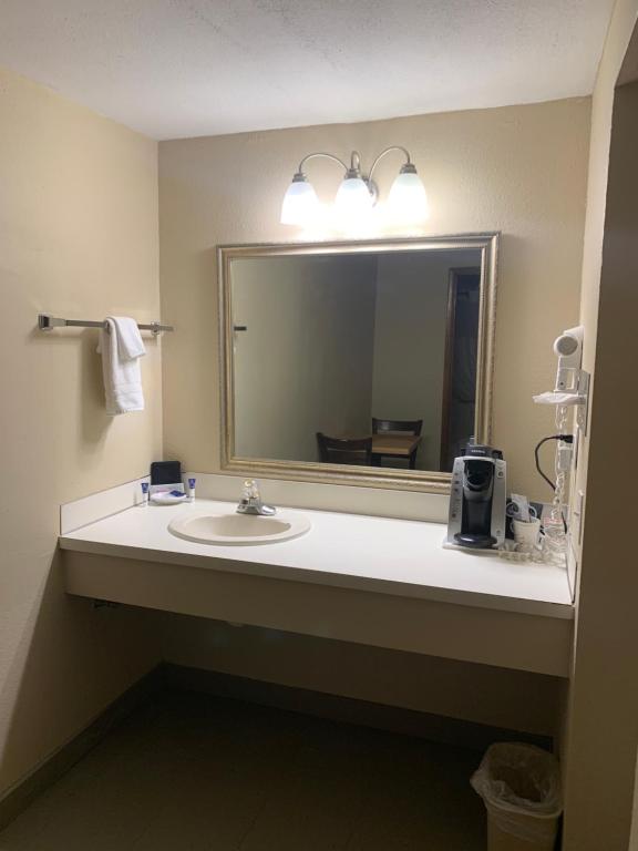 Americas Best Value Inn John Day Photo 14