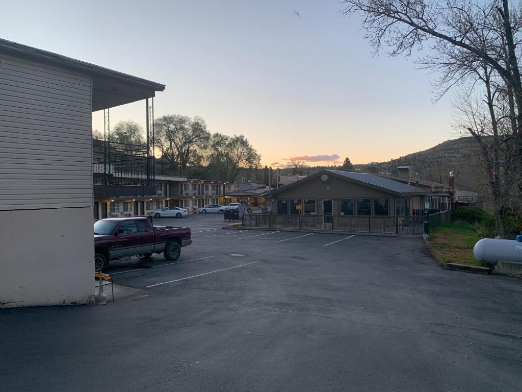 Americas Best Value Inn John Day Photo 18