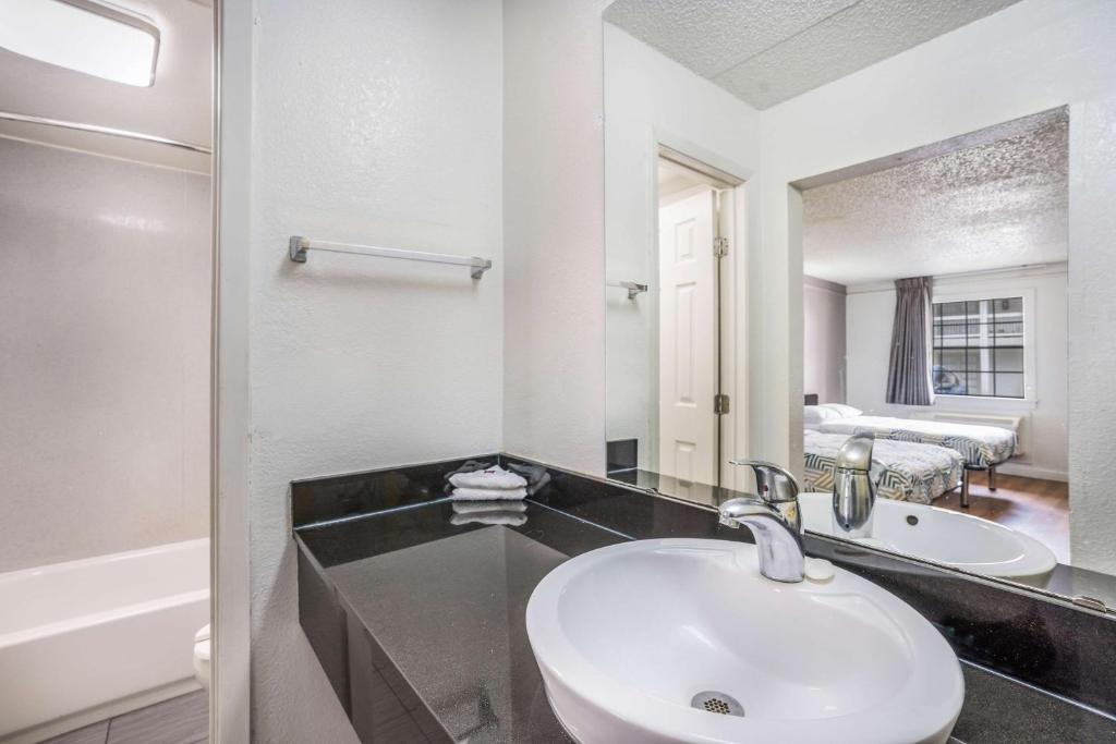 Motel 6-Dallas, TX - Market Center photo