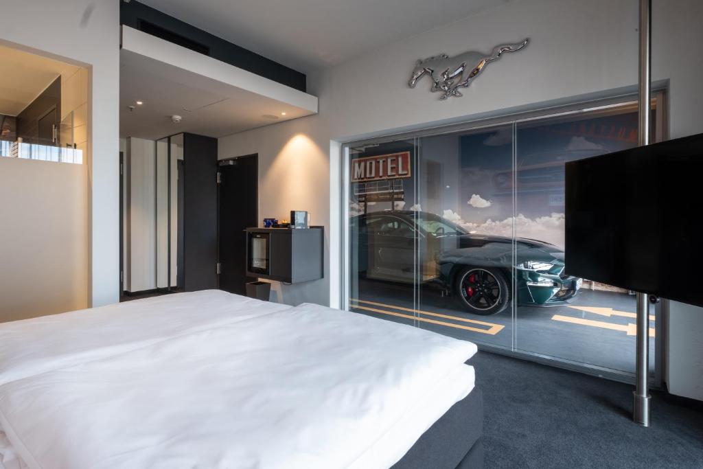 V8 Hotel Köln at MOTORWORLD — Hotel rooms in Cologne, North Rhine-Westphalia