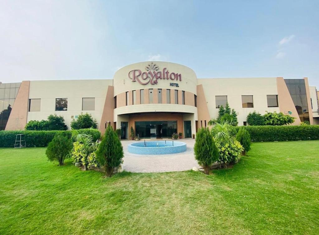 ROYALTON HOTEL FAISALABAD — Hotel in Faisalabad