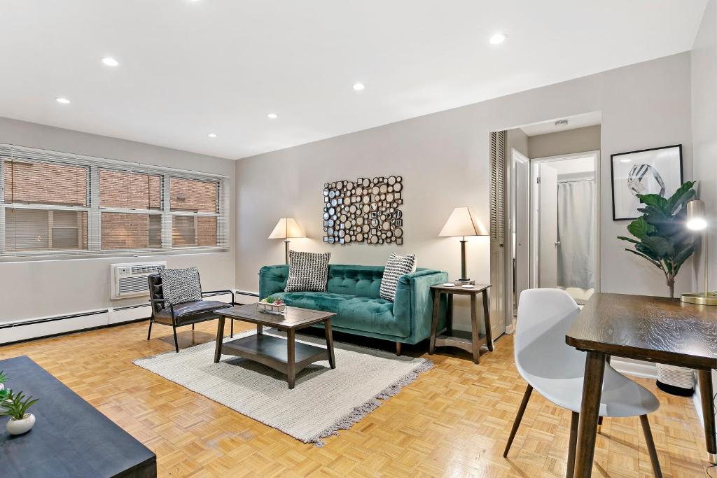 Lakeview 1BR Apt, Near Shops, Easy Transportation - Oakdale 204 — Hotel in Chicago (IL)