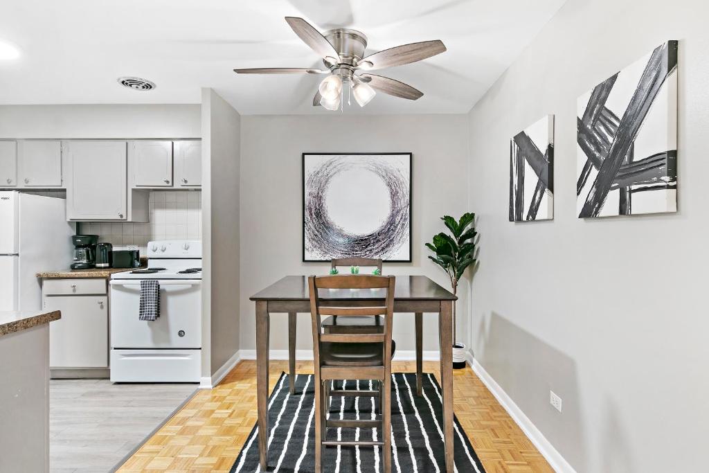 Lakeview 1BR Apt, Near Shops, Easy Transportation - Oakdale 204 photo