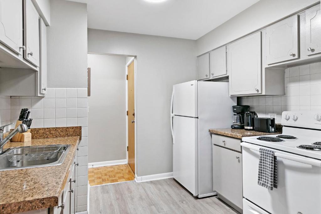 Lakeview 1BR Apt, Near Shops, Easy Transportation - Oakdale 204 photo