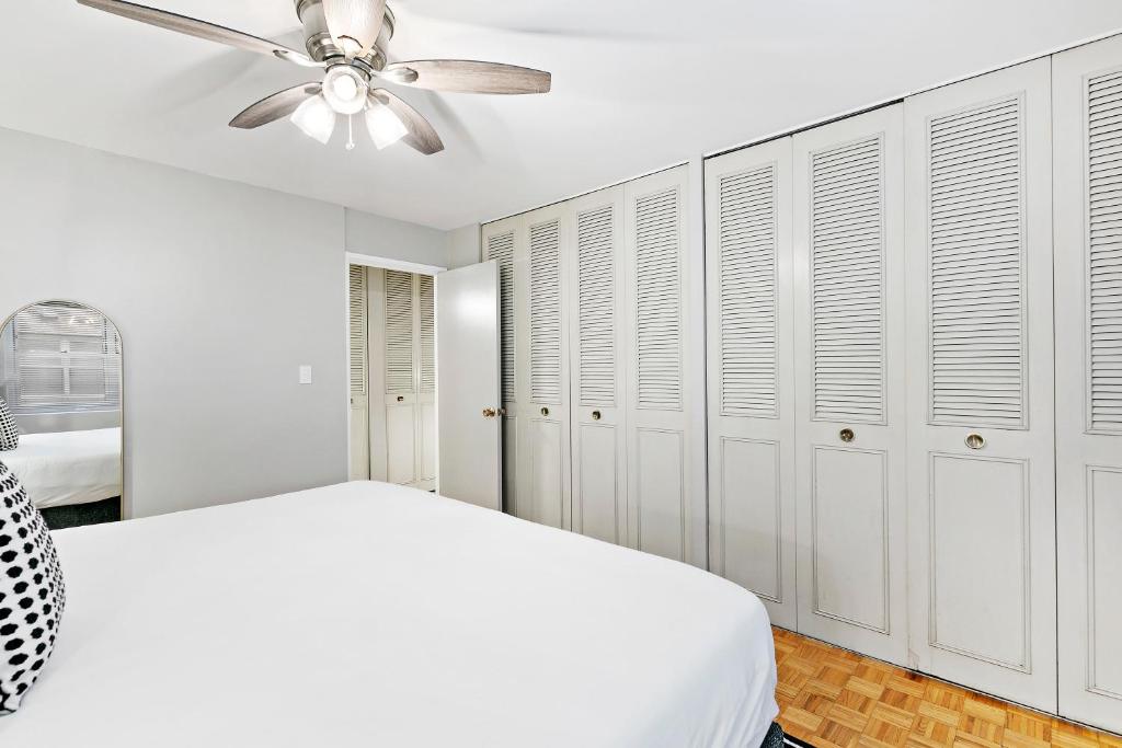 Lakeview 1BR Apt, Near Shops, Easy Transportation - Oakdale 204 photo