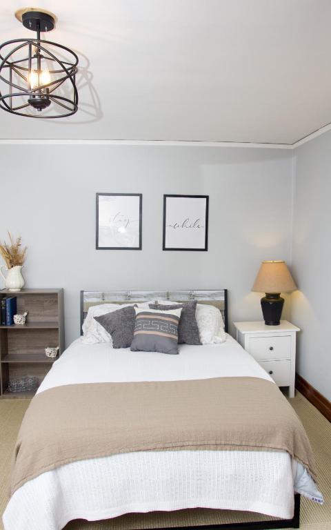 NEW! Chic and Cozy at Niagara Falls USA 5-min to the Falls in Little Italy