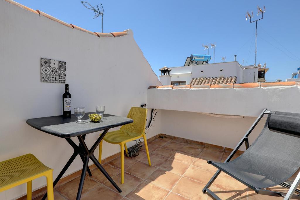 Authentic Andalusian Townhouse - Private Roof Terrace - 5min Beach - 5