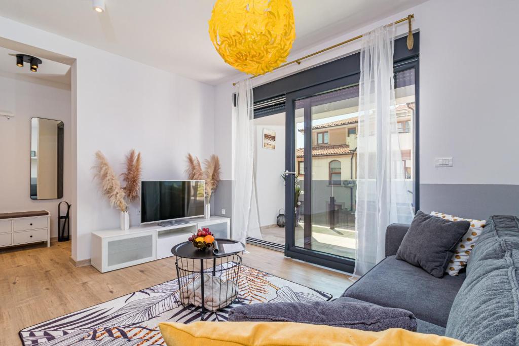 Apartment M****, NEW City Apartment + parking, Pula