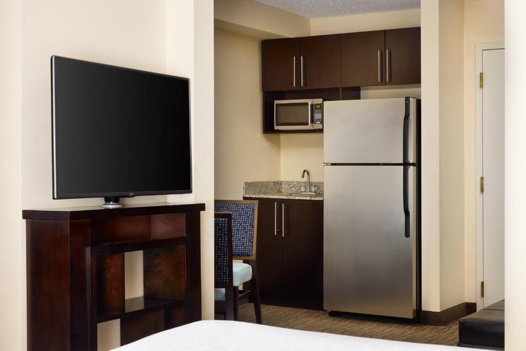 Holiday Inn Express & Suites Alpharetta photo