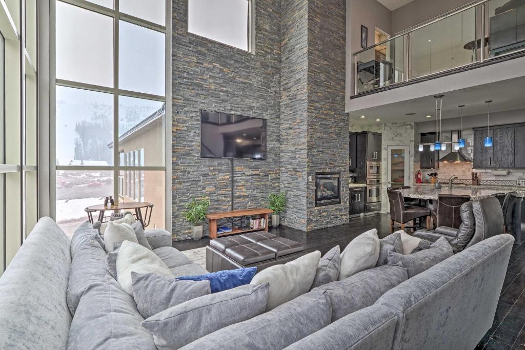 Luxe Brian Head Escape with Hot Tub and Mtn Views, Brian Head