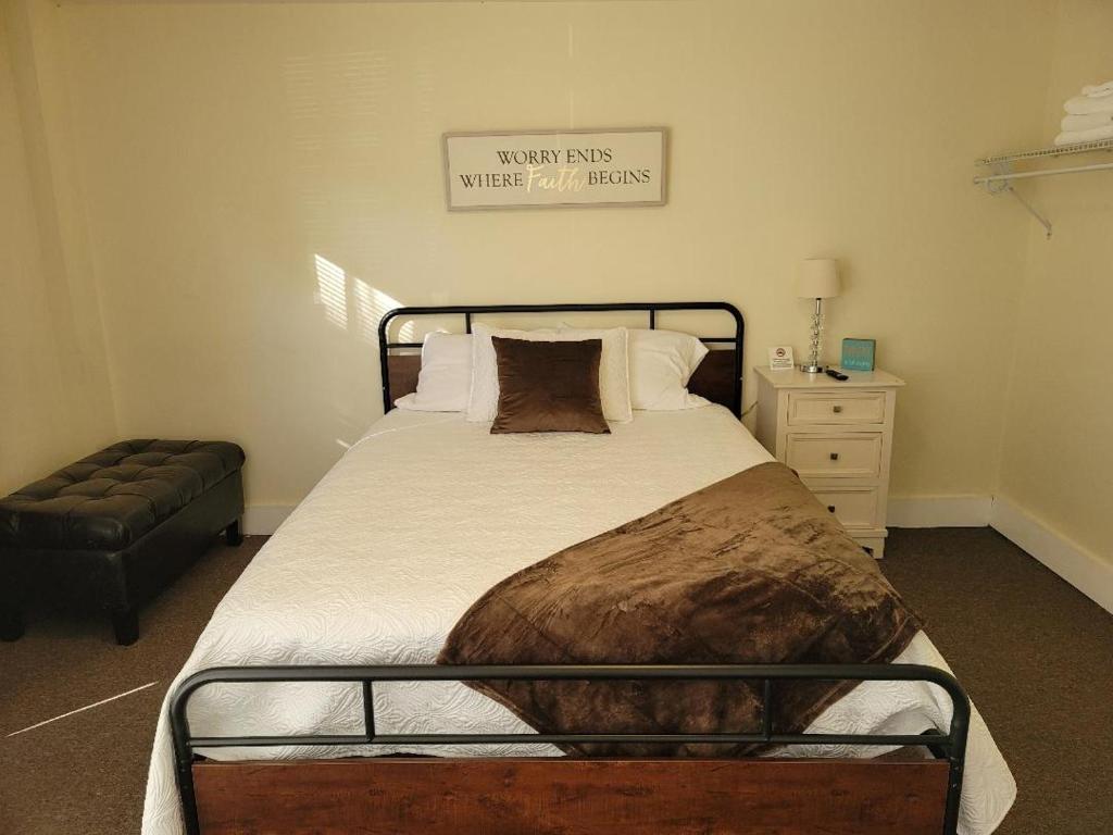 Relaxing, Comfortable, Private Bedroom photo
