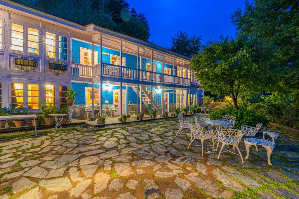 Violet Hill by StayVista with Complimentary Breakfast photo