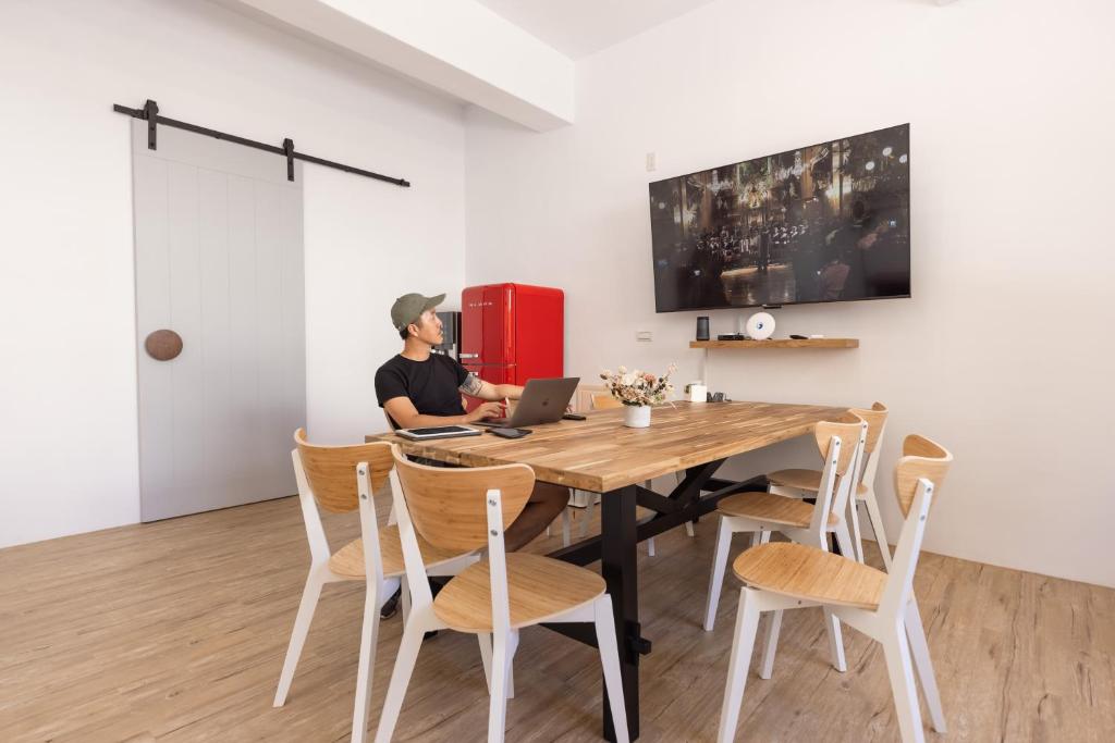 Shared lounge/TV area