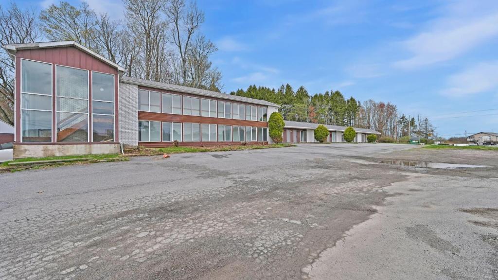 Maplehurst Motel photo