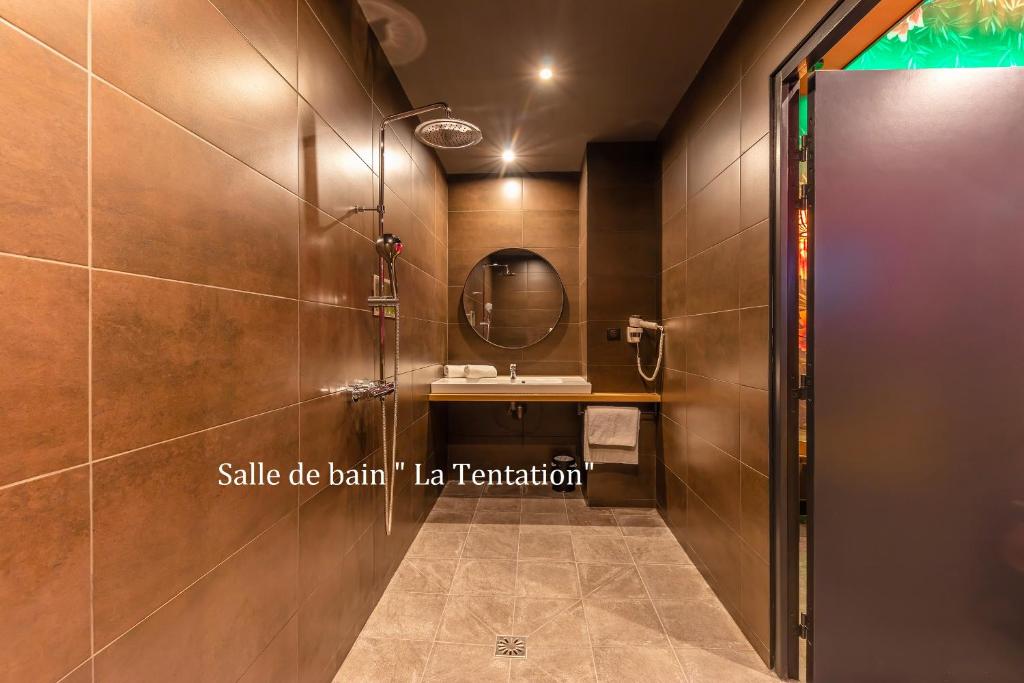Love Hotel avec nuit insolite au Dandy et Jacuzzi privatise photo