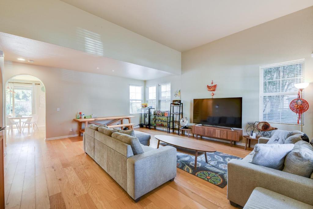 Spacious & Scenic 4BR Home with Deskspace in Hayward home