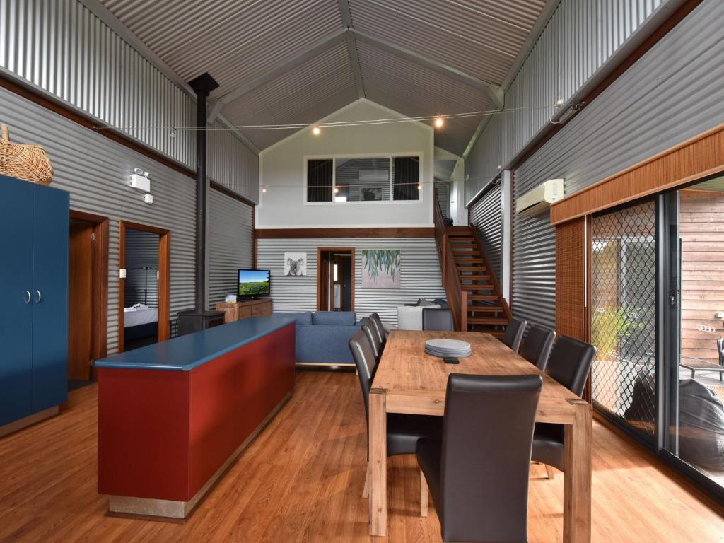 Kelman Cottage with pool and beautiful native wildlife photo
