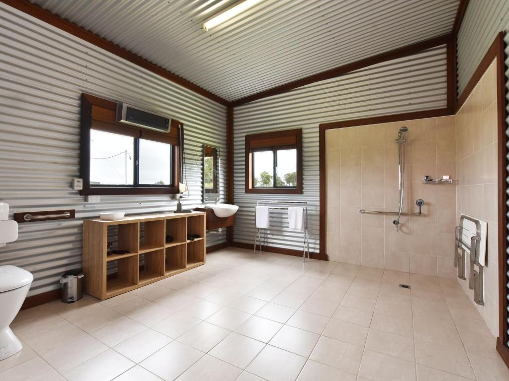 Kelman Cottage with pool and beautiful native wildlife photo