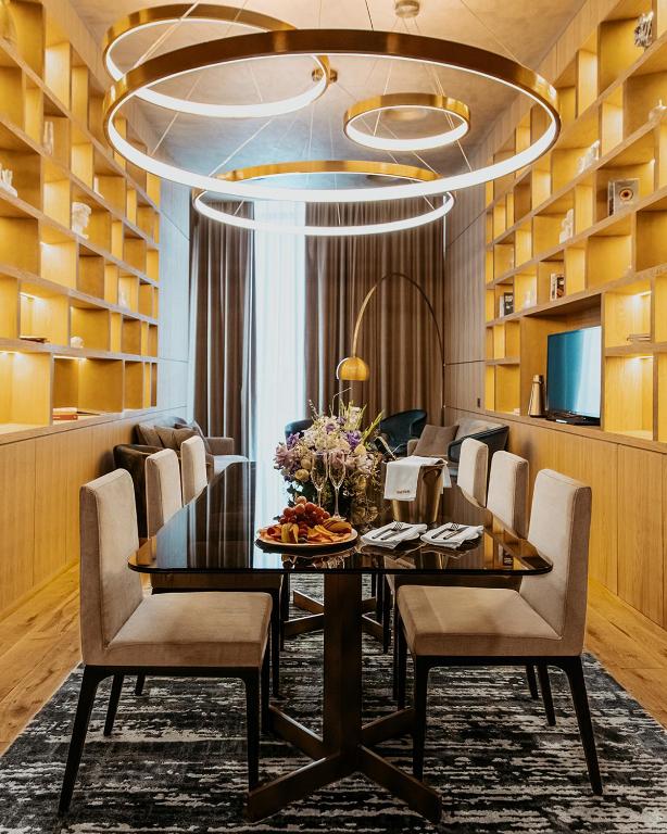 The Veil Hotel의 아늑하고 고급스러운 바 혹은 라운지 공간입니다.