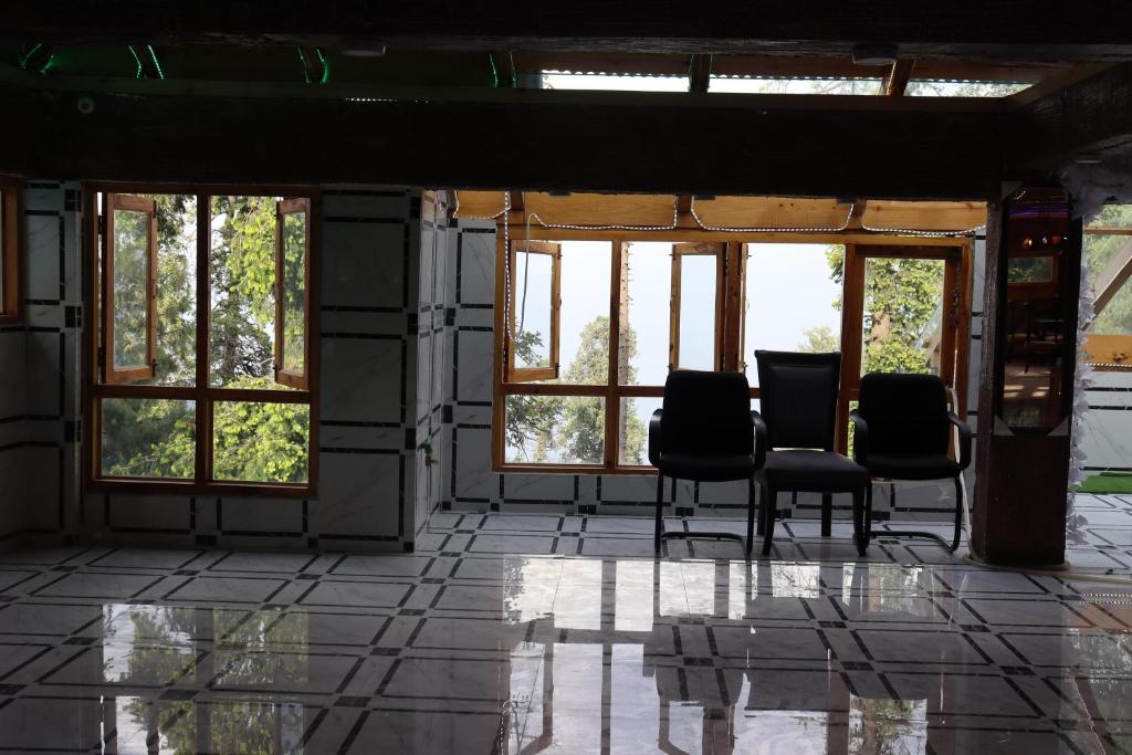 Shared lounge/TV area