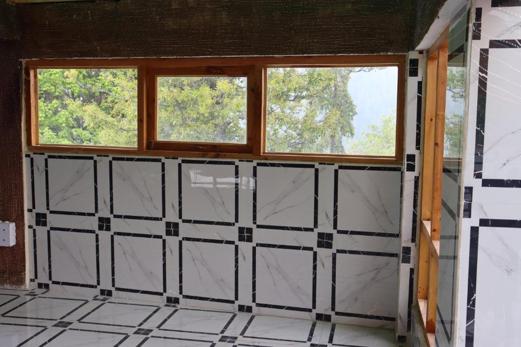 Shared lounge/TV area