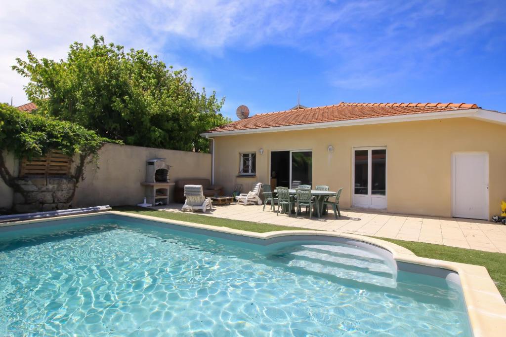La Maison d'Alexandre Villa avec Piscine Plage à 100 mètres a SoulacsurMer, Francia