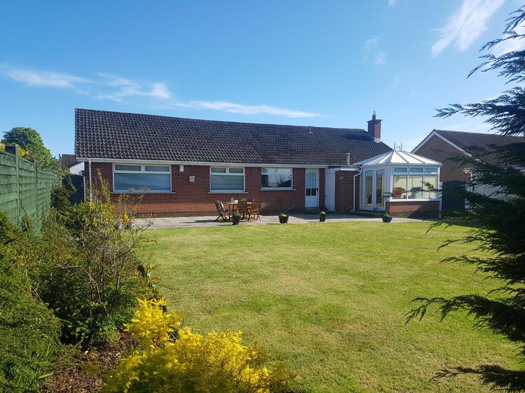 The Burrow, a Spacious Bungalow in Heart of NI