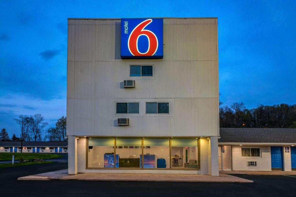 Motel 6 Bellville, OH