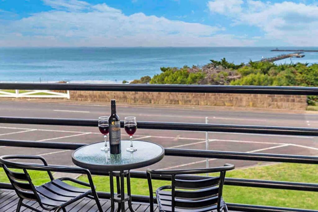 Oceanscape ~ OCEAN VIEWS Uninterrupted — Hotel in Portland