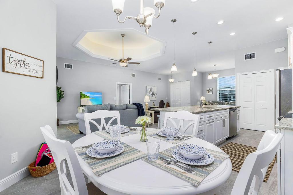 Newly built home with heated pool, close to many amenities - Villa Sandle, Cape Coral