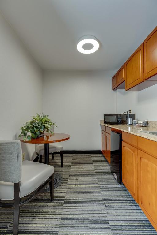 Kitchen, Alexis Inn and Suites Hotel in Nashville (TN)