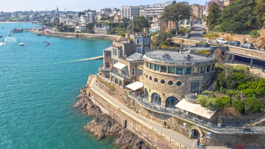 Castelbrac Hotel & Spa，位于迪纳尔的酒店