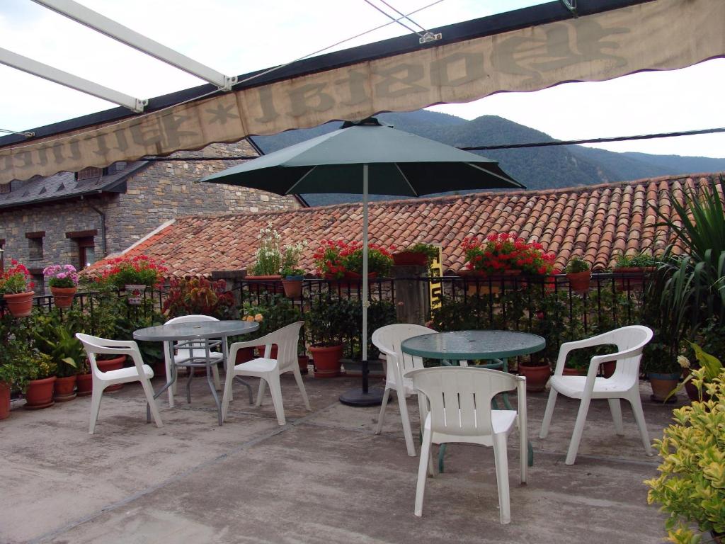 Hostal Pirineos photo