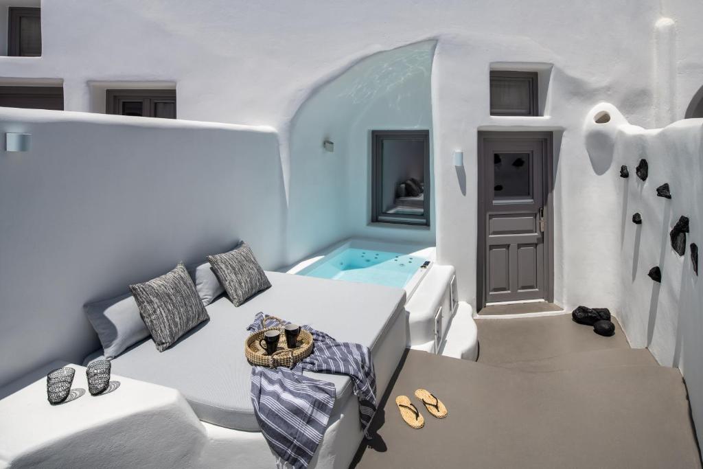 Deep in cave suites, Fira