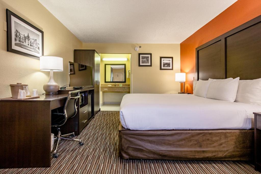 Clarion Inn Biltmore Village photo
