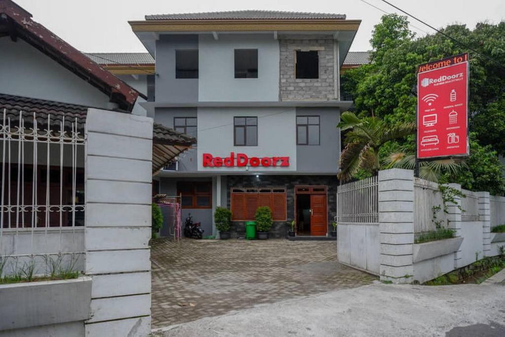 RedDoorz Plus near Jogja City Mall 5