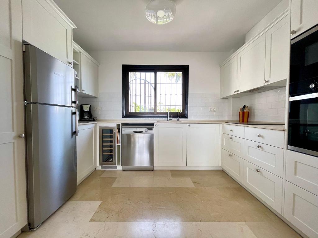 3 BEDROOM, 250m FROM THE BEACH! SWIMMING POOL, PARKING! - 4