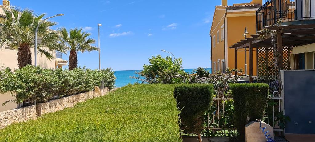 Planta baja con terraza chill out - Primera línea Tres Playas - ALBERT VILLAS - 5