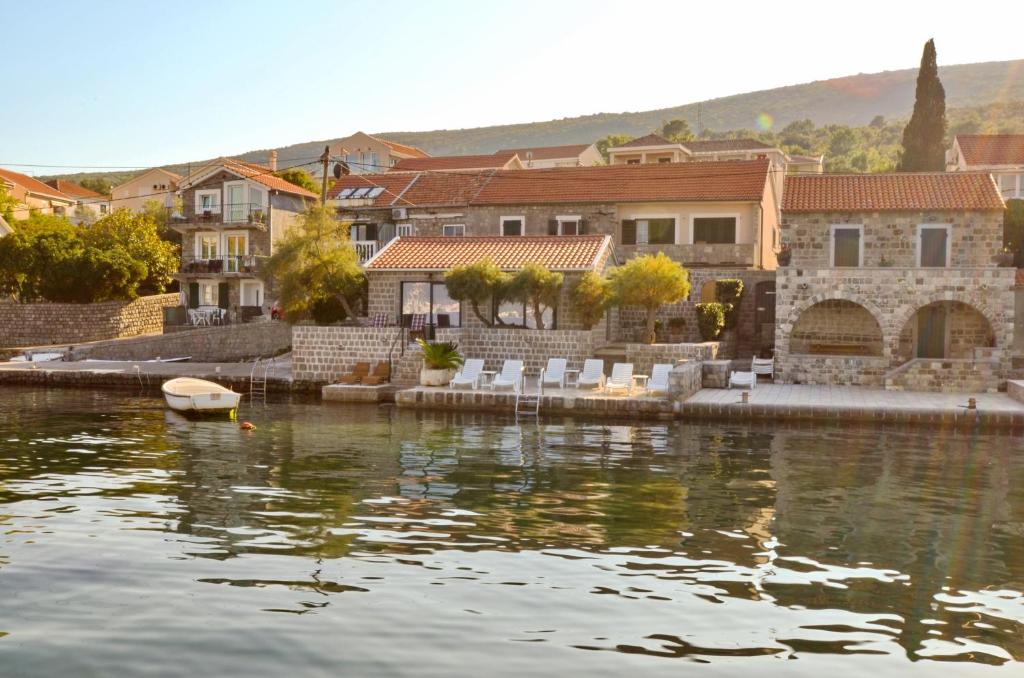 Leut Stone Residence - 3