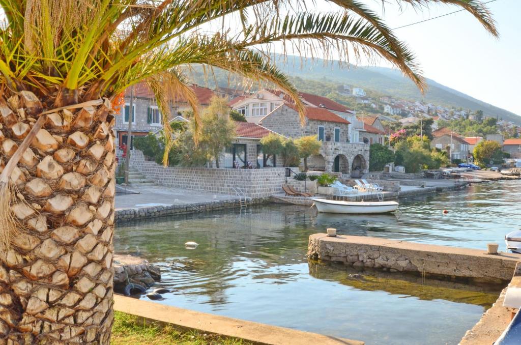 Leut Stone Residence - 4