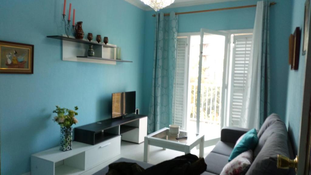 Sunny and Newly Renovated Apartment Large Balcony, Barcelona